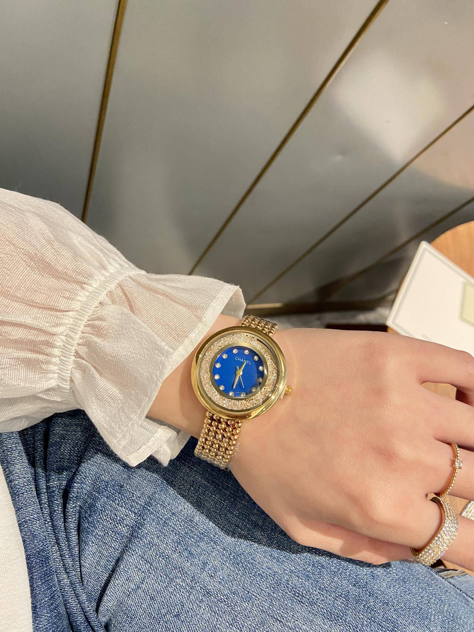 C style Women Wristwatch Quartz Movement Elegant Fashion-Luxeon