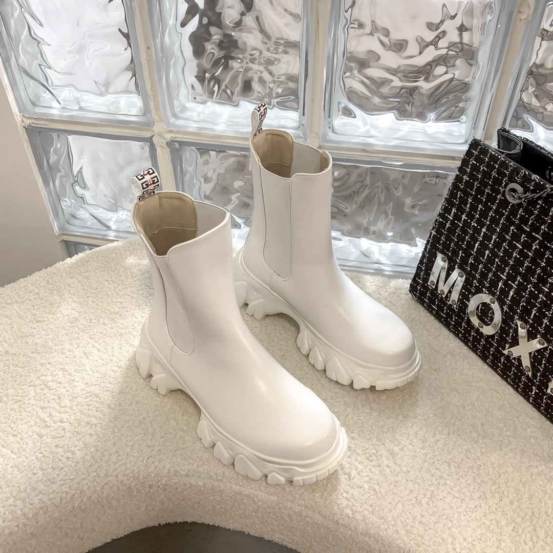 Givenchy patent leather solid ankle boots-Luxeon