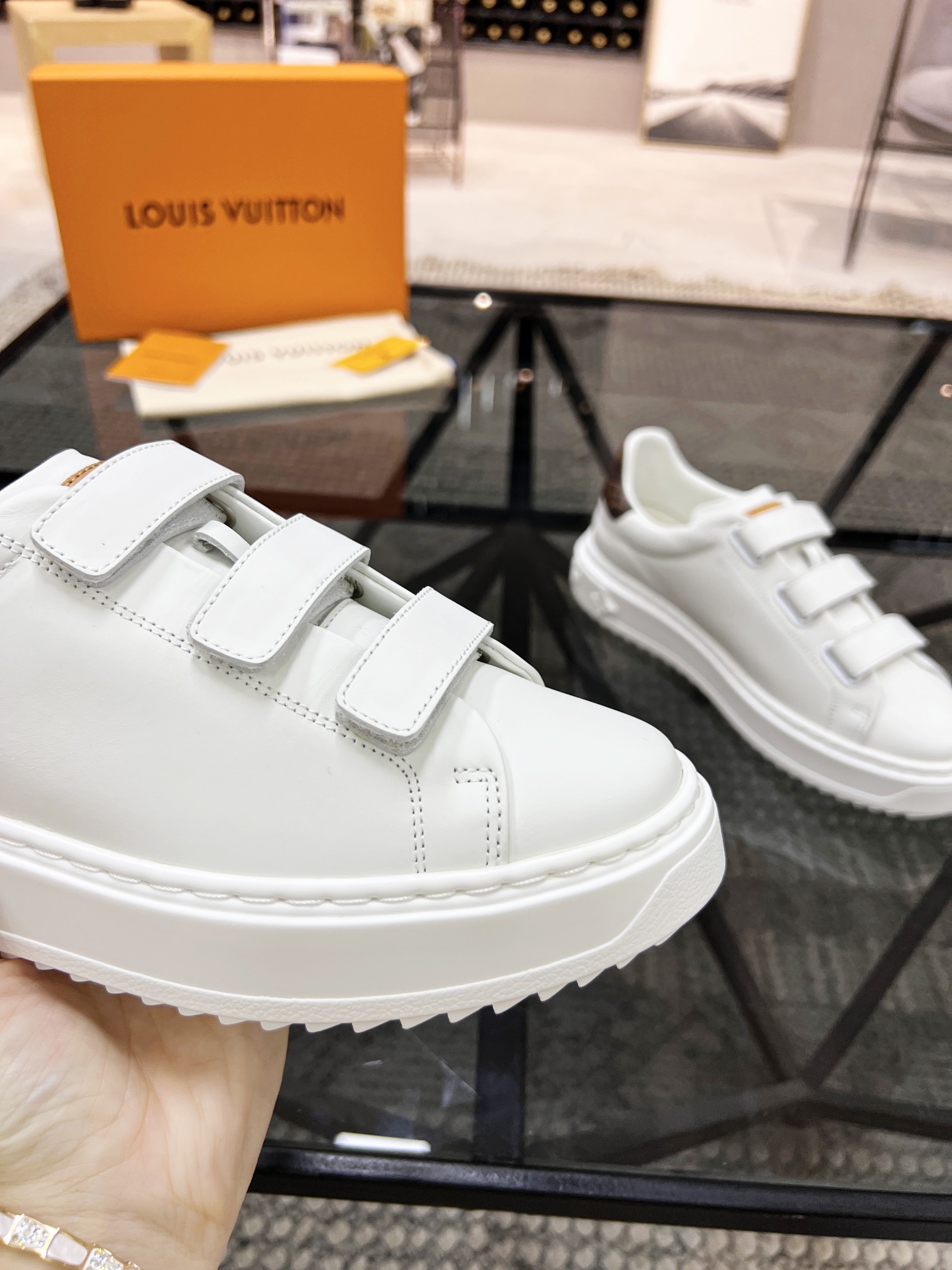 L style trendy women sneakers casual shoes-Luxeon
