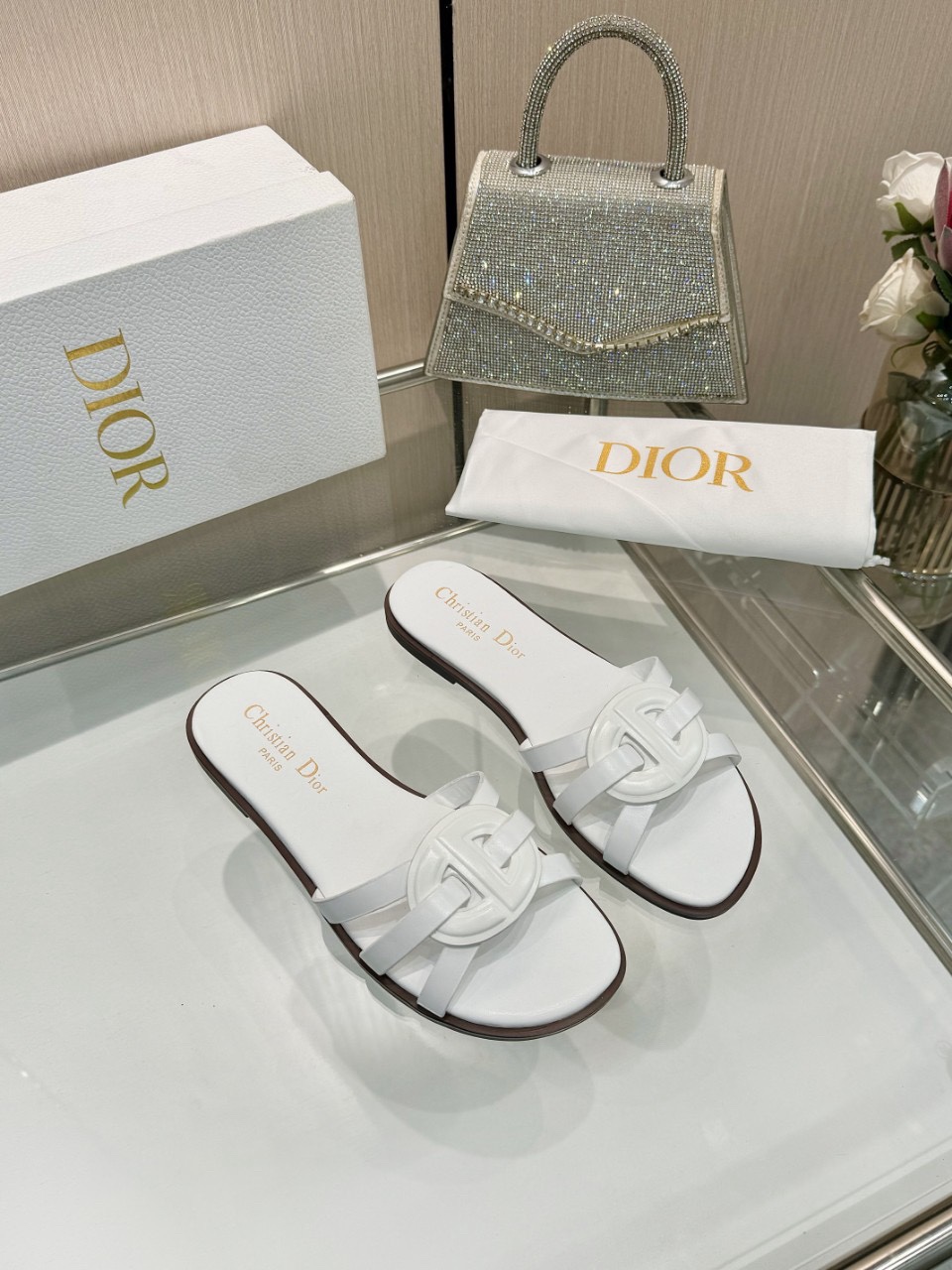 Women hollow slippers