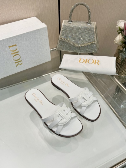 Women hollow slippers