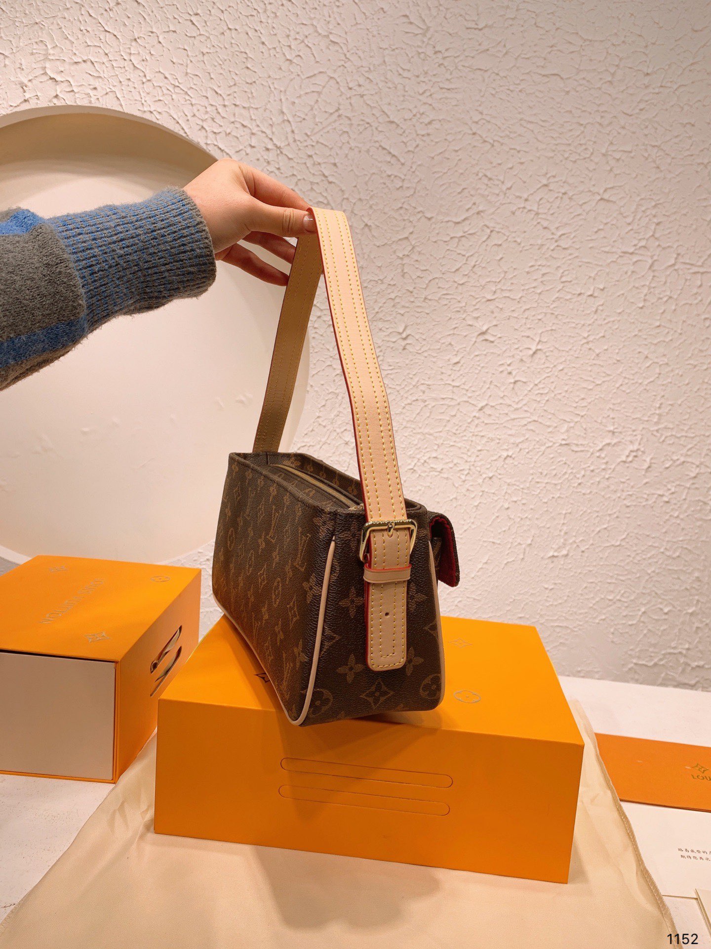 L style bag Handbags Vintage-Luxeon