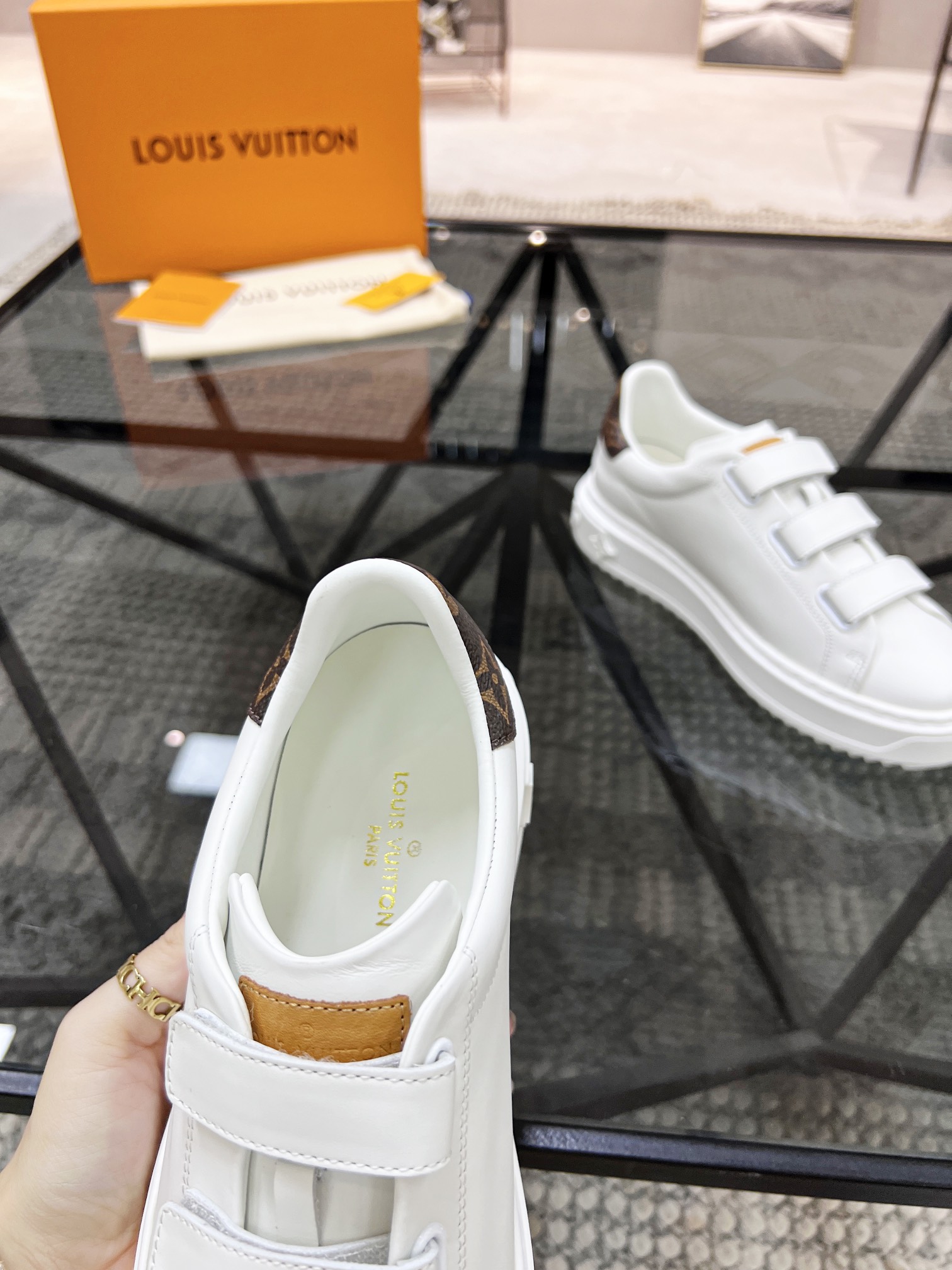 L style trendy women sneakers casual shoes-Luxeon