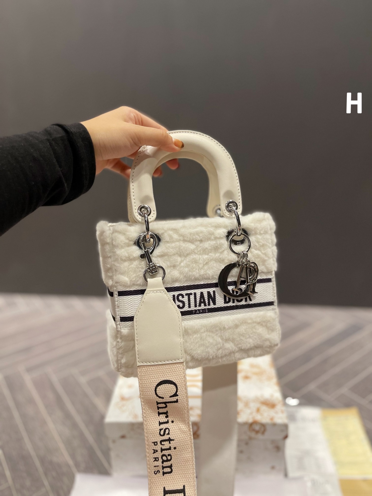 D style Diana Plush handbag-Luxeon