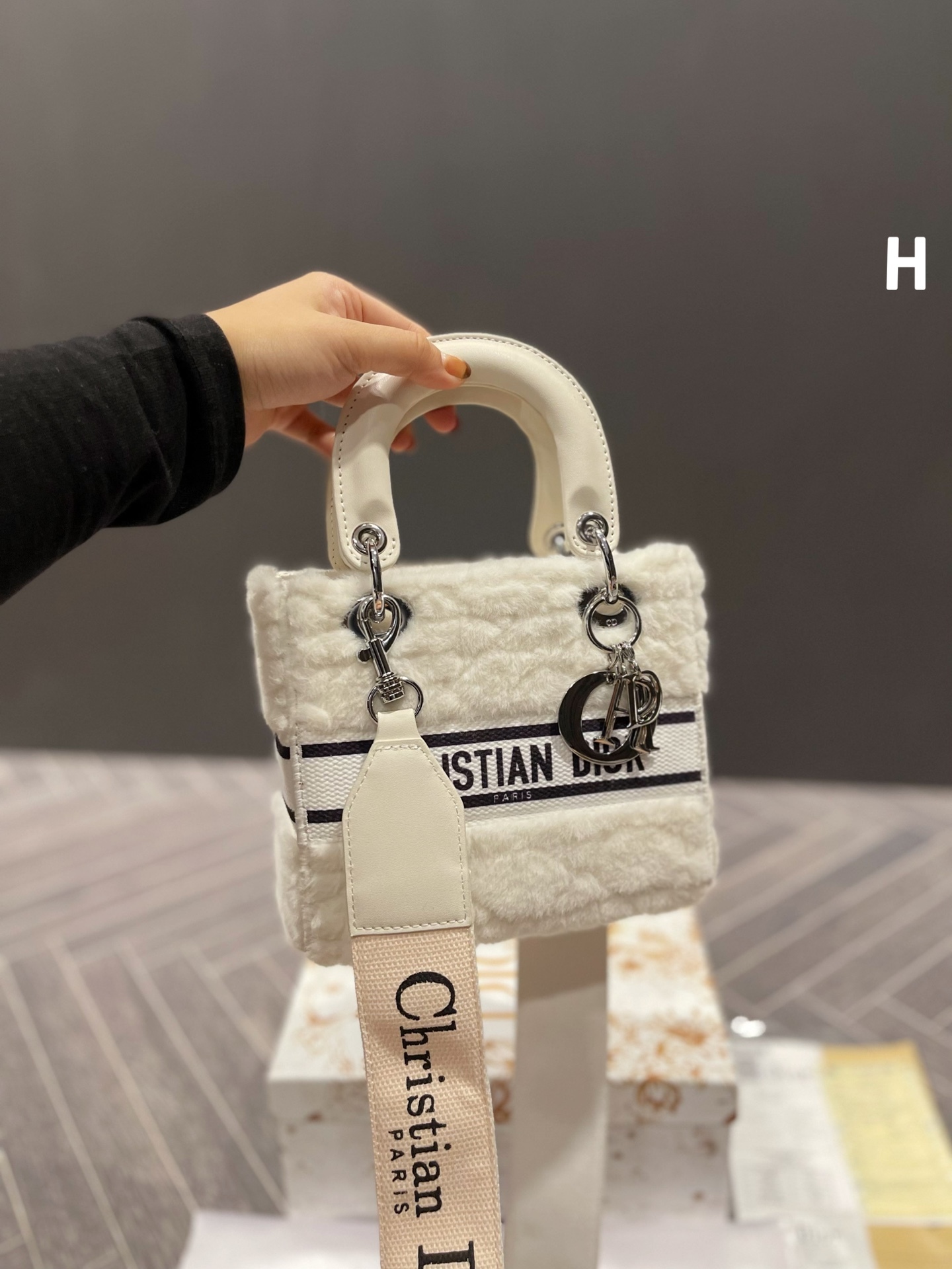 D style Diana Plush handbag-Luxeon