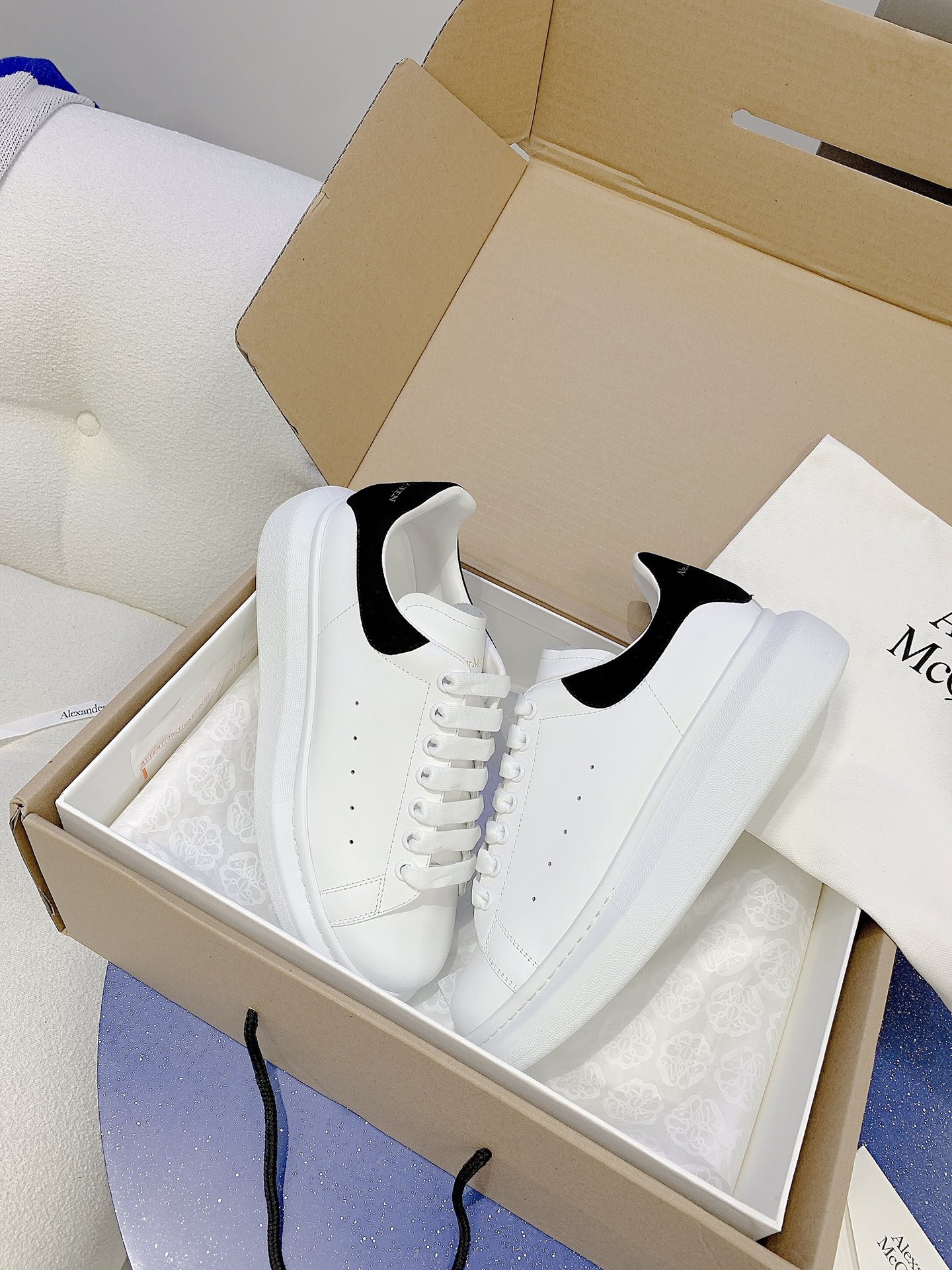 Alexander McQueen classic white shoes-Luxeon