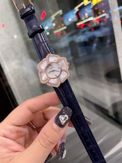 C style Women Watch Cowhide Band Flower Shape Swiss Quartz Movement-Luxeon