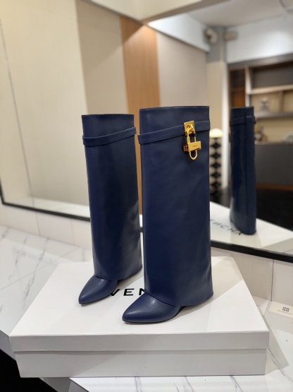 High-heeled buckle boots
