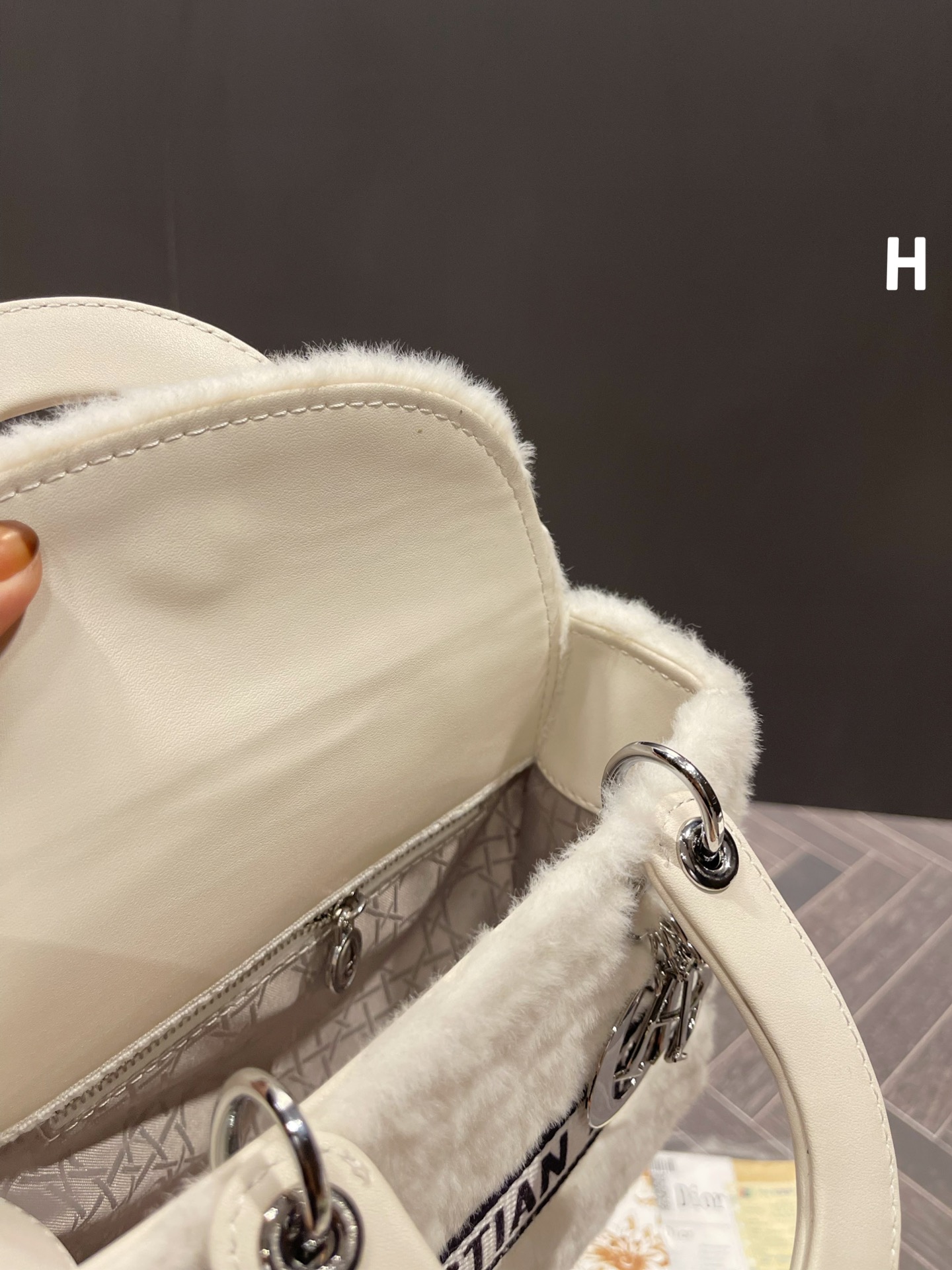 D style Diana Plush handbag-Luxeon