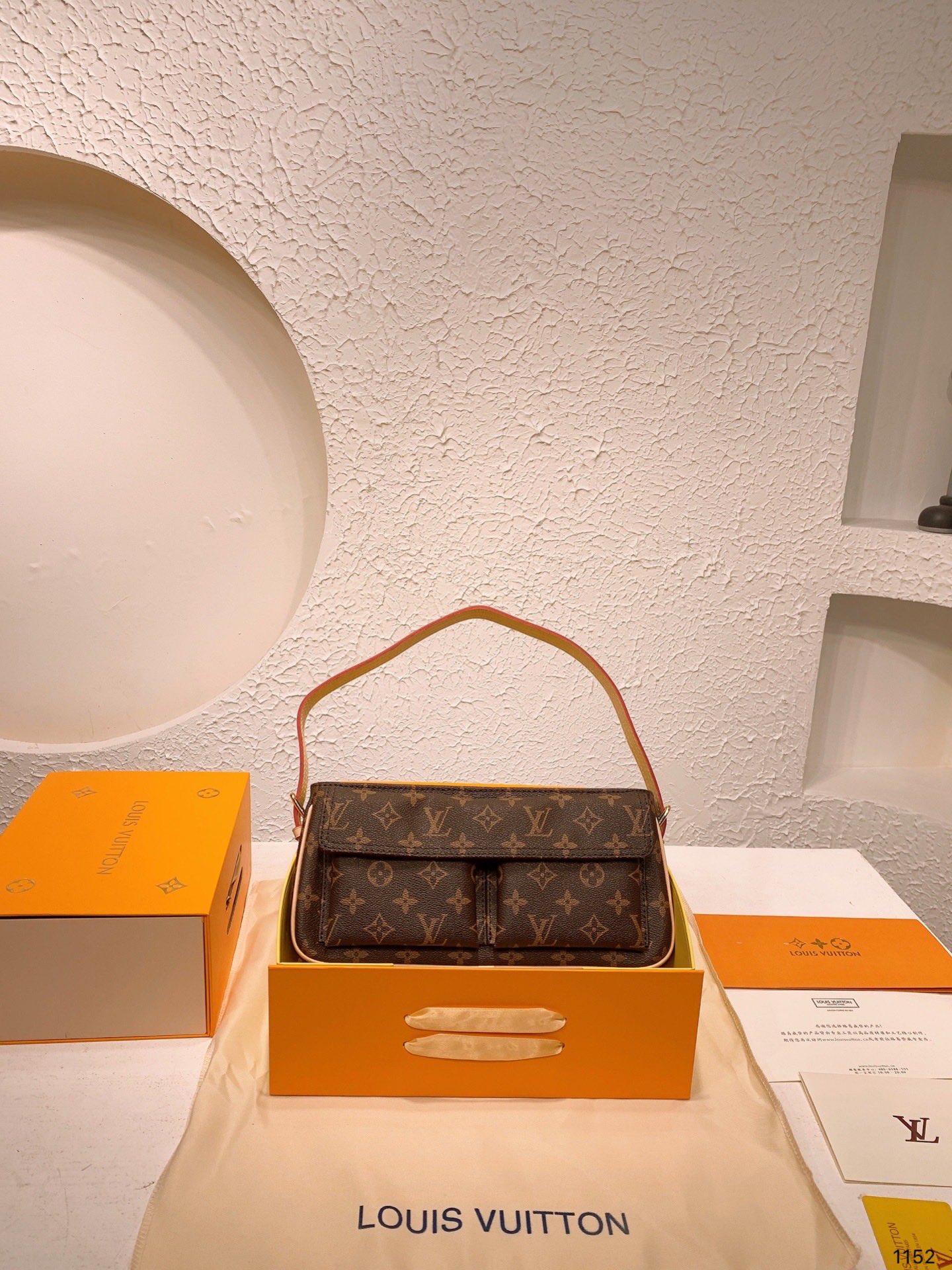 L style bag Handbags Vintage-Luxeon