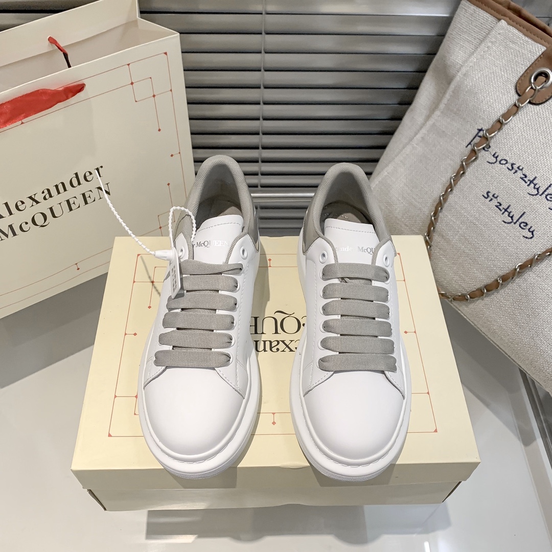 A Style couple white shoes