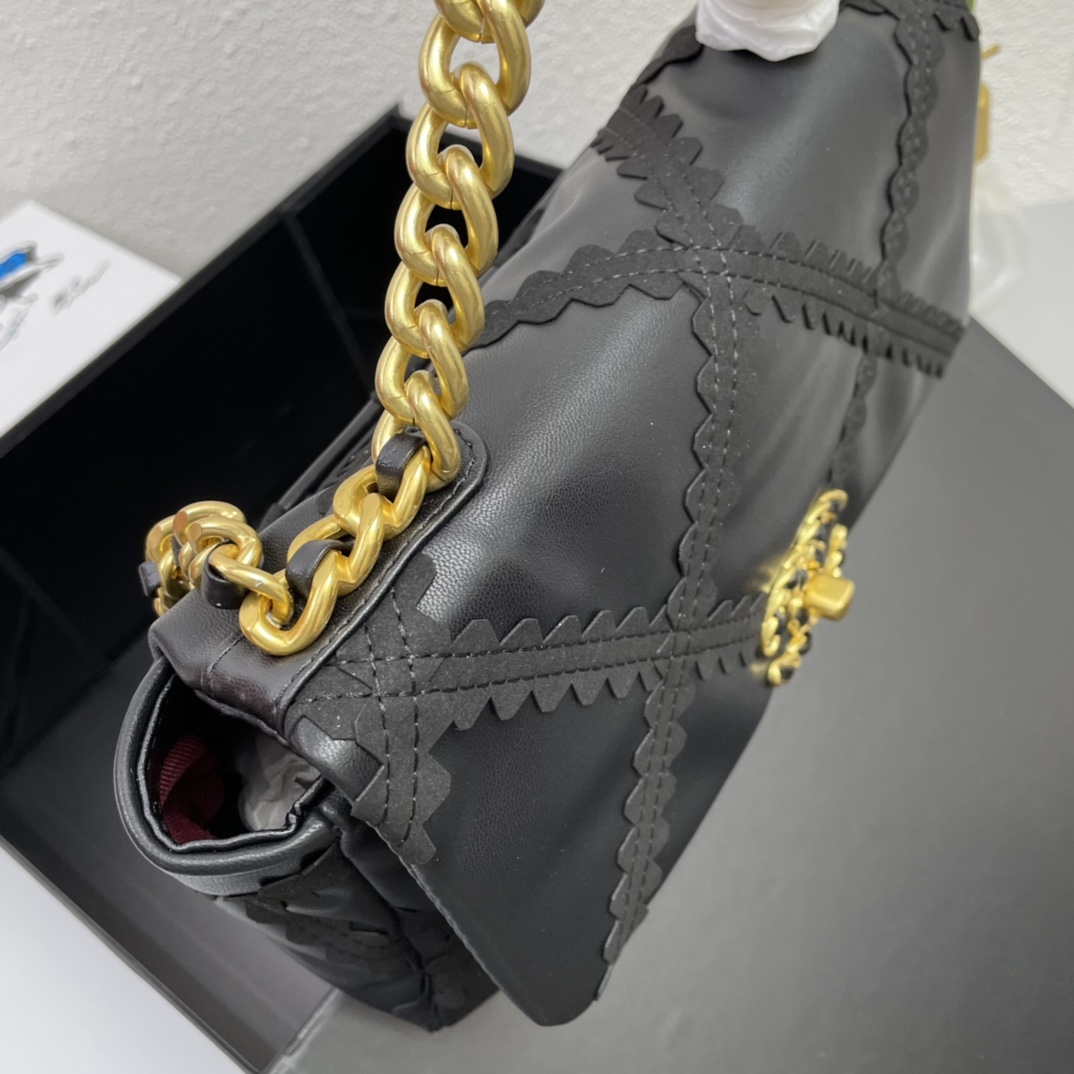 C style diamond chain leather handbag-Luxeon