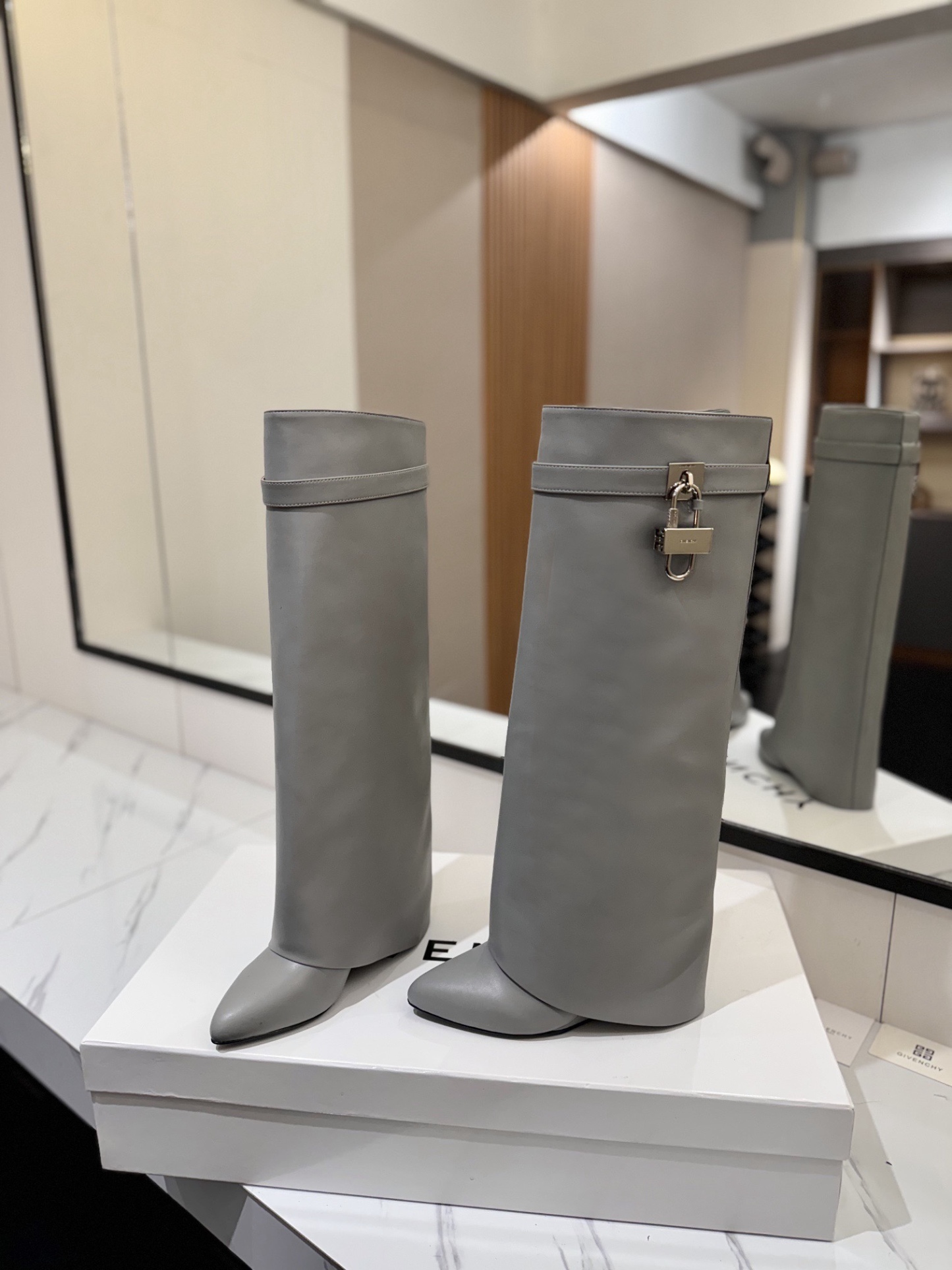 High-heeled buckle boots