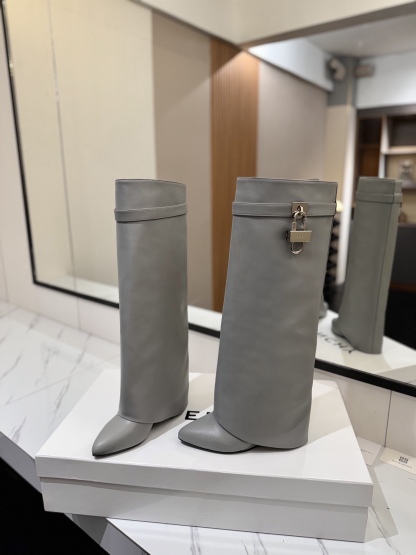 High-heeled buckle boots