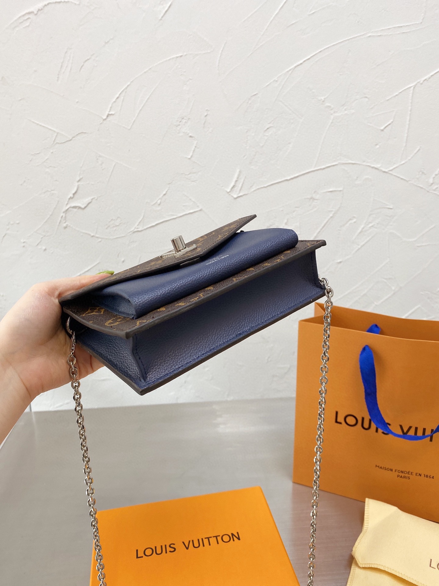 L style bag Shoulder Bags-Luxeon
