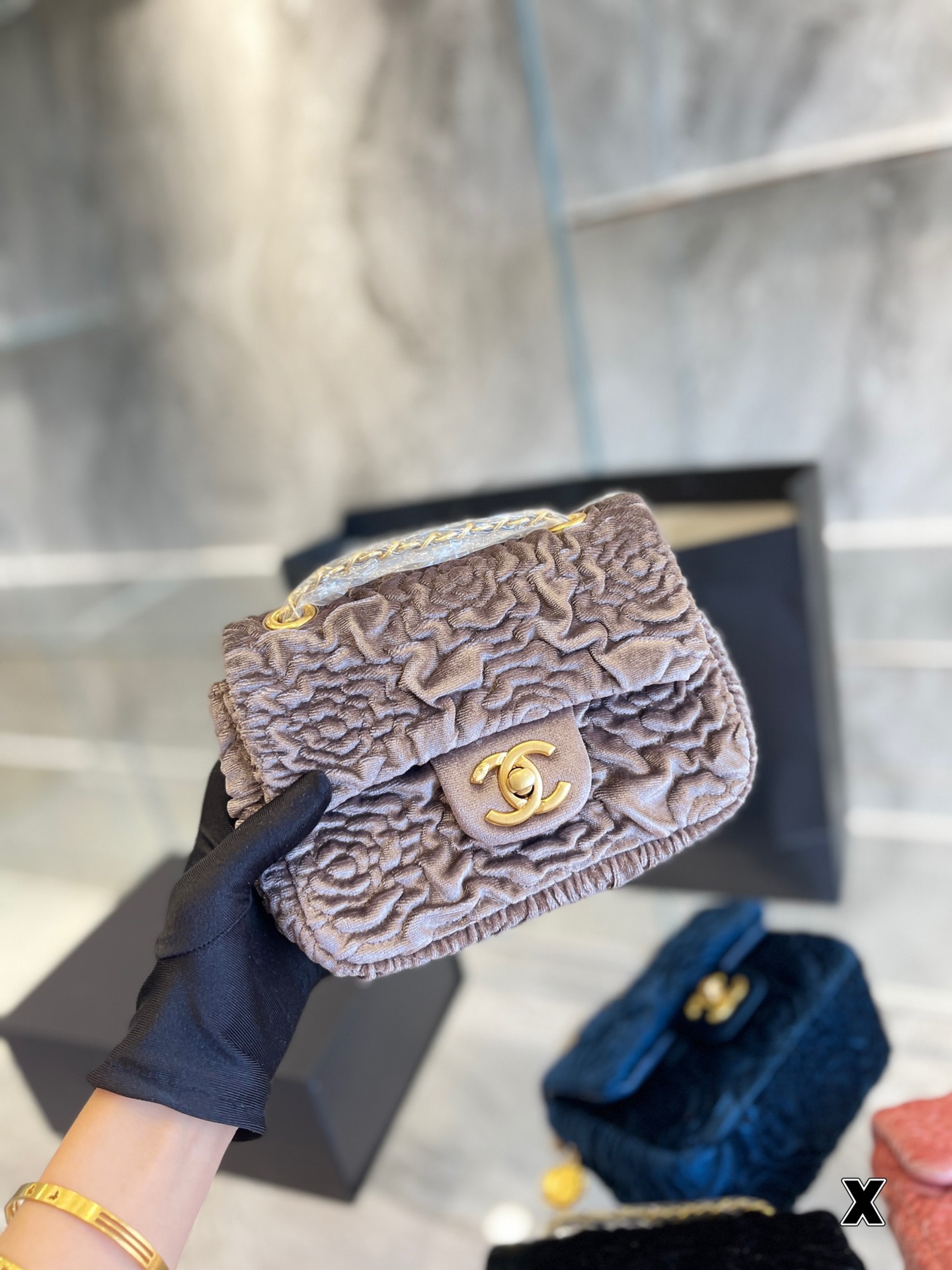 C style VELVET HANDBAG-Luxeon