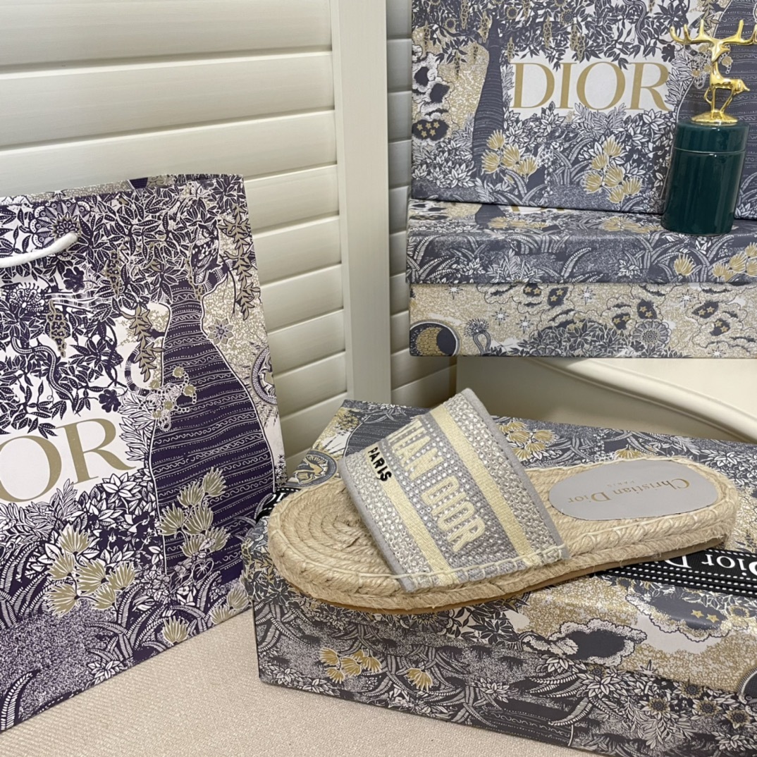 D style new spring and summer embroidered fisherman flip flops-Luxeon