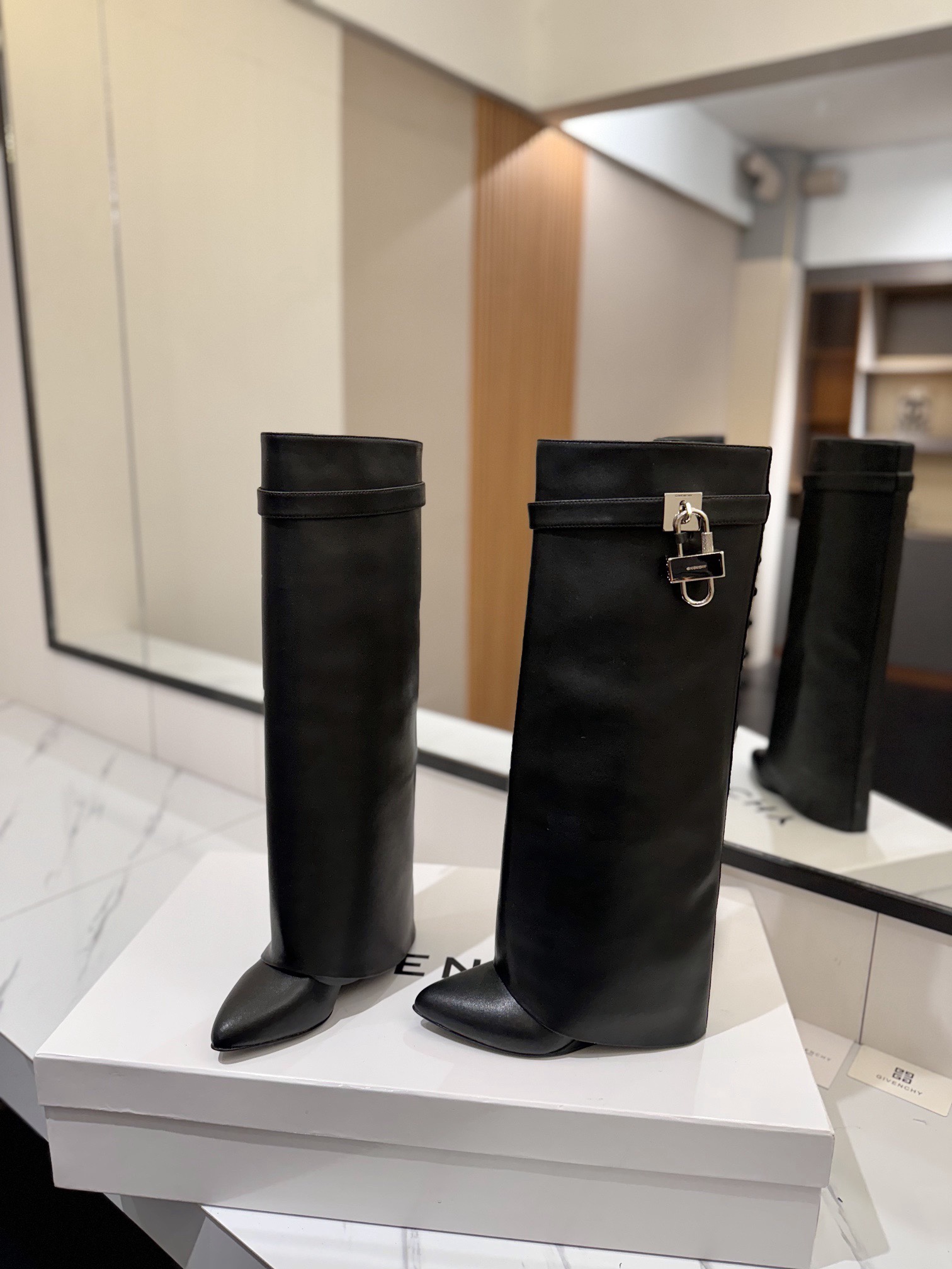 High-heeled buckle boots
