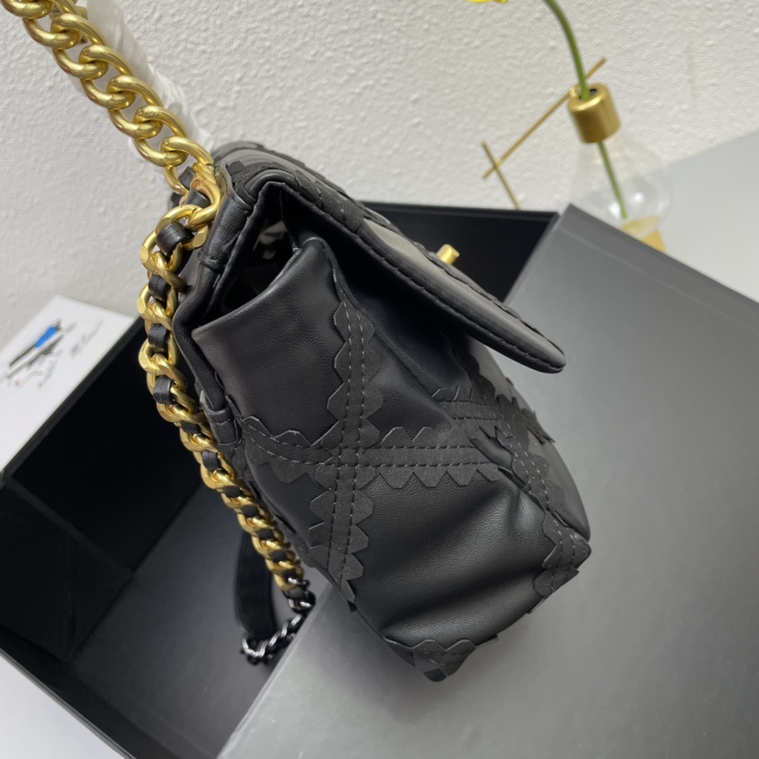 C style diamond chain leather handbag-Luxeon