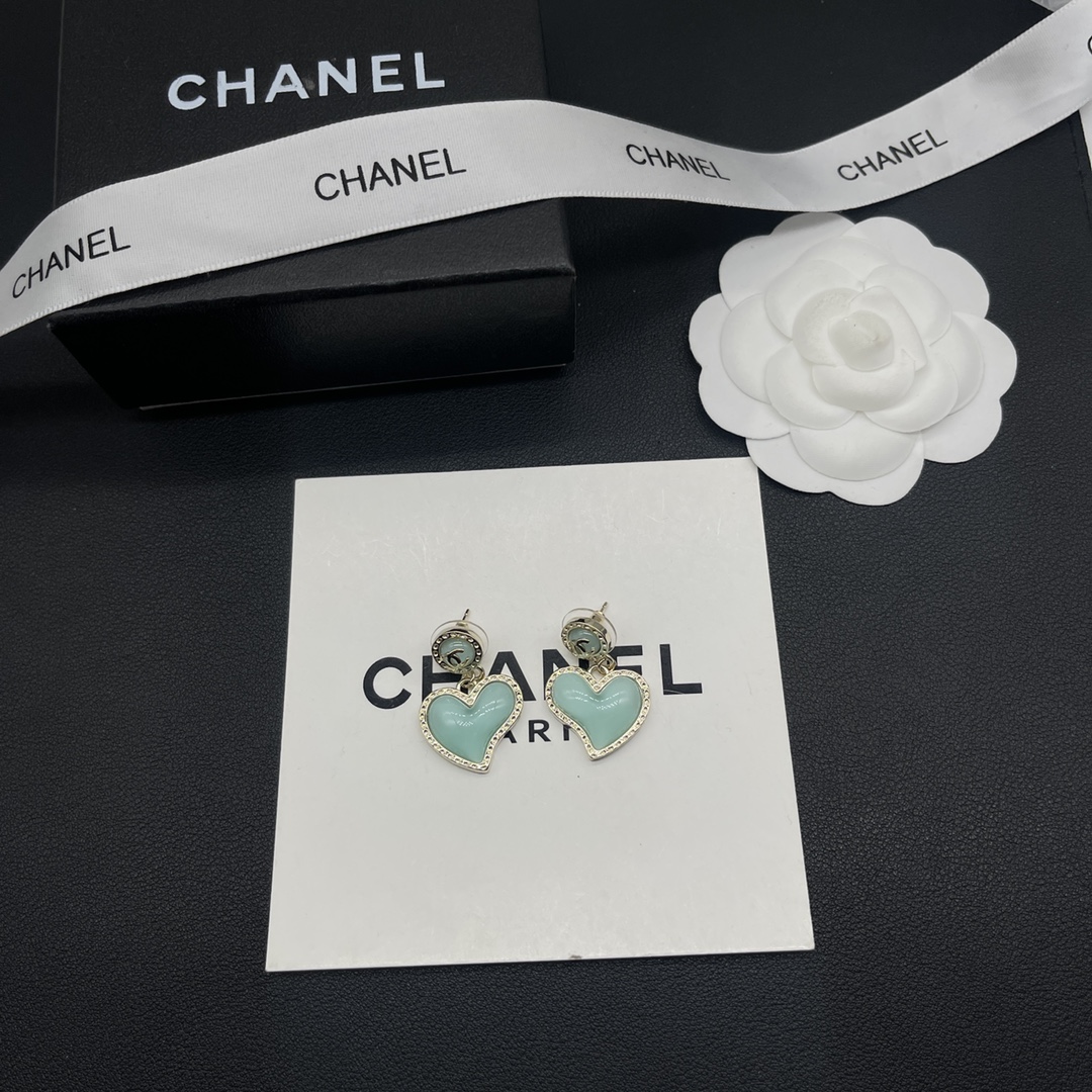 C style heart-shaped stud earrings-Luxeon