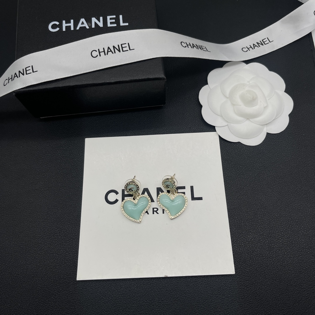 C style heart-shaped stud earrings-Luxeon