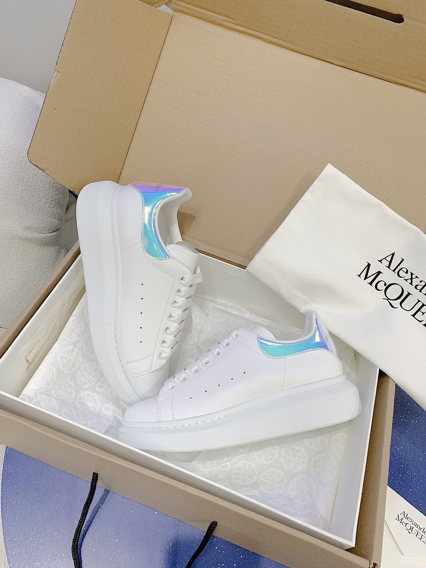 Alexander McQueen classic white shoes-Luxeon