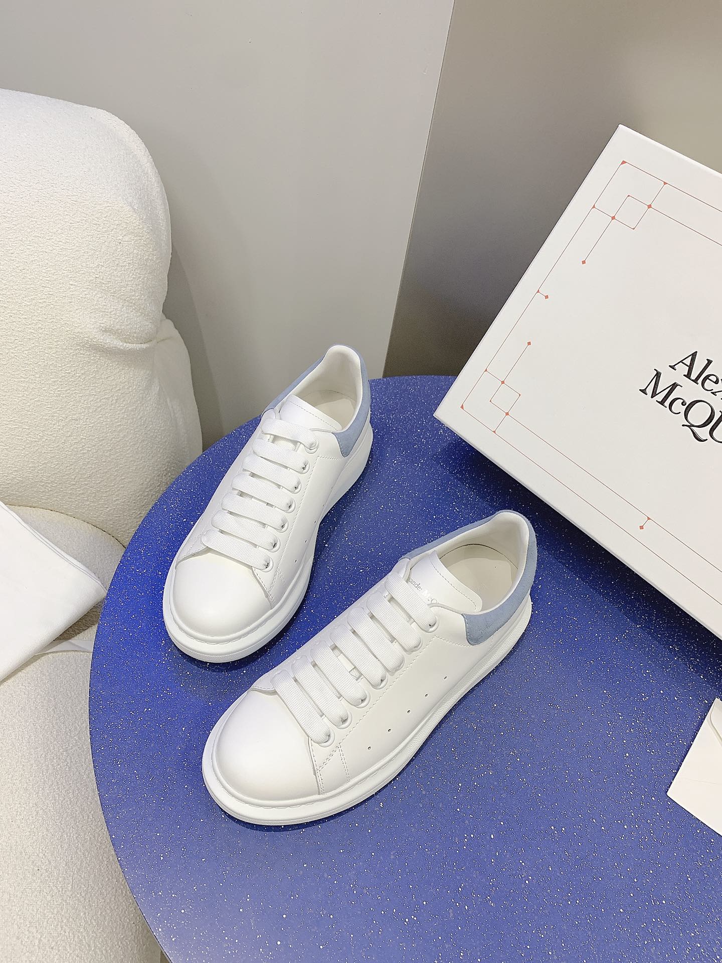Alexander McQueen classic white shoes-Luxeon