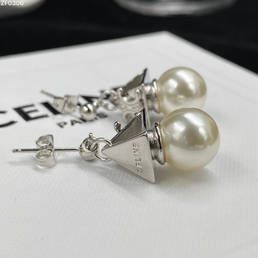 C style Stud Earrings-Luxeon