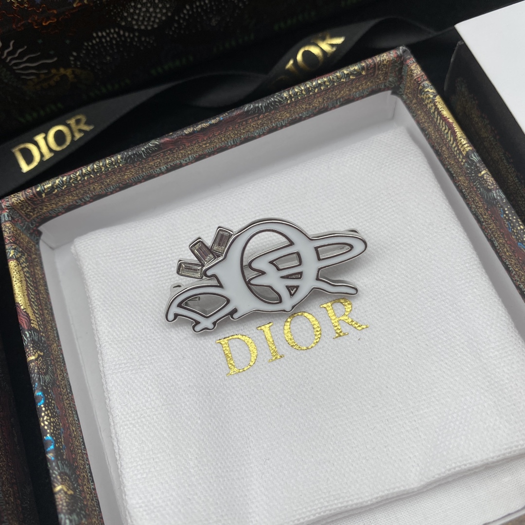 D style letter brooch-Luxeon