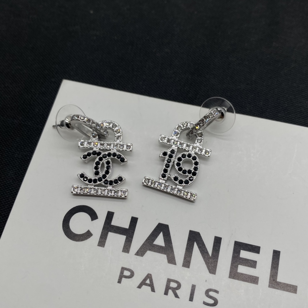 C style Number 19 Stud Earrings-Luxeon