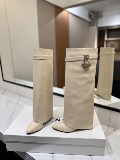 High-heeled buckle boots