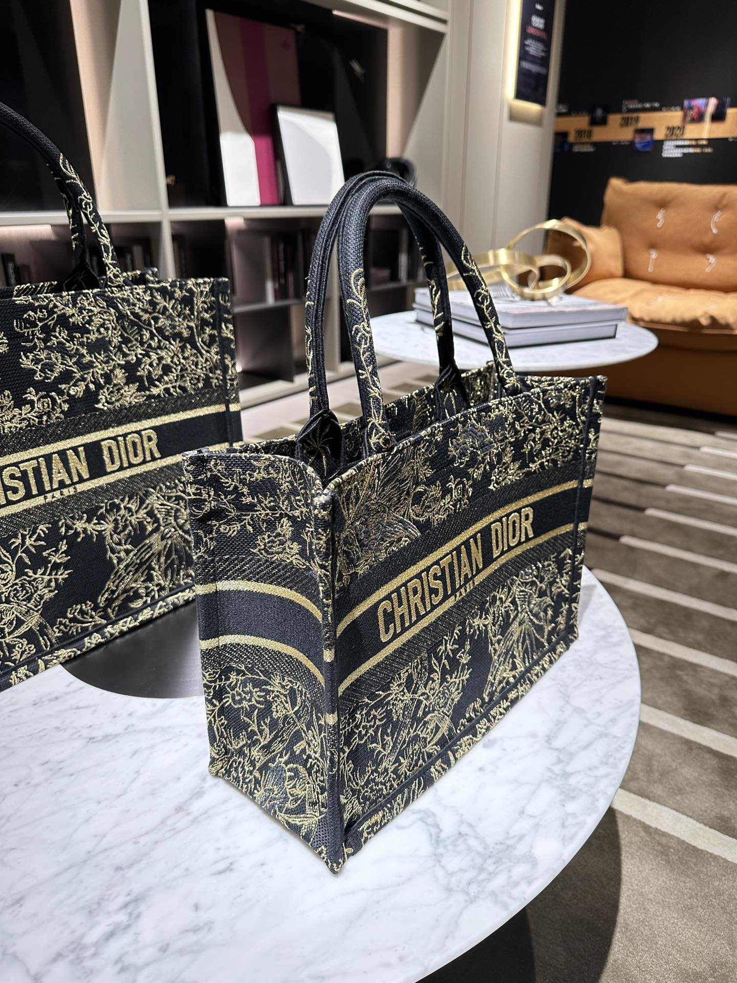 D style Book Tote bag-Luxeon