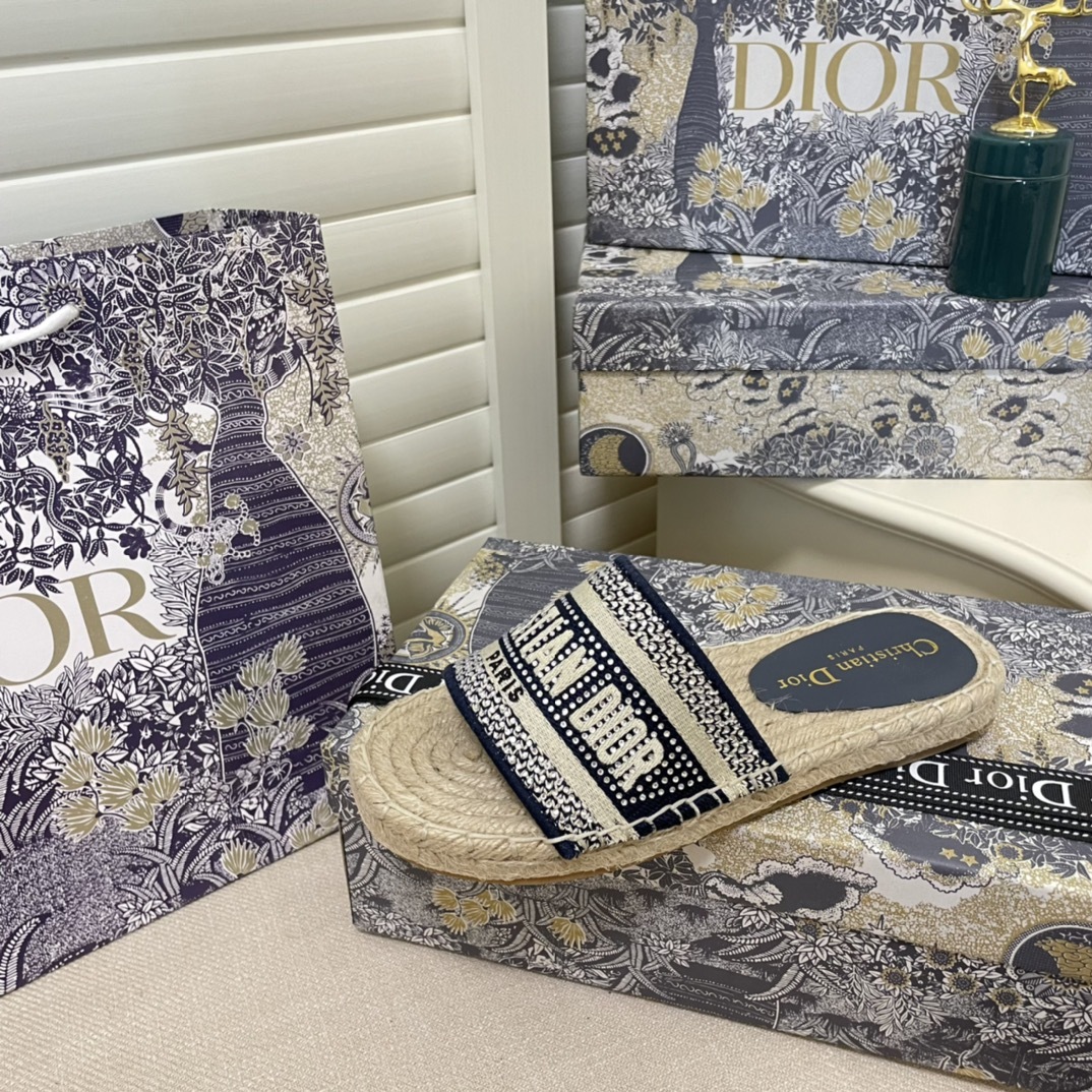 D style new spring and summer embroidered fisherman flip flops-Luxeon