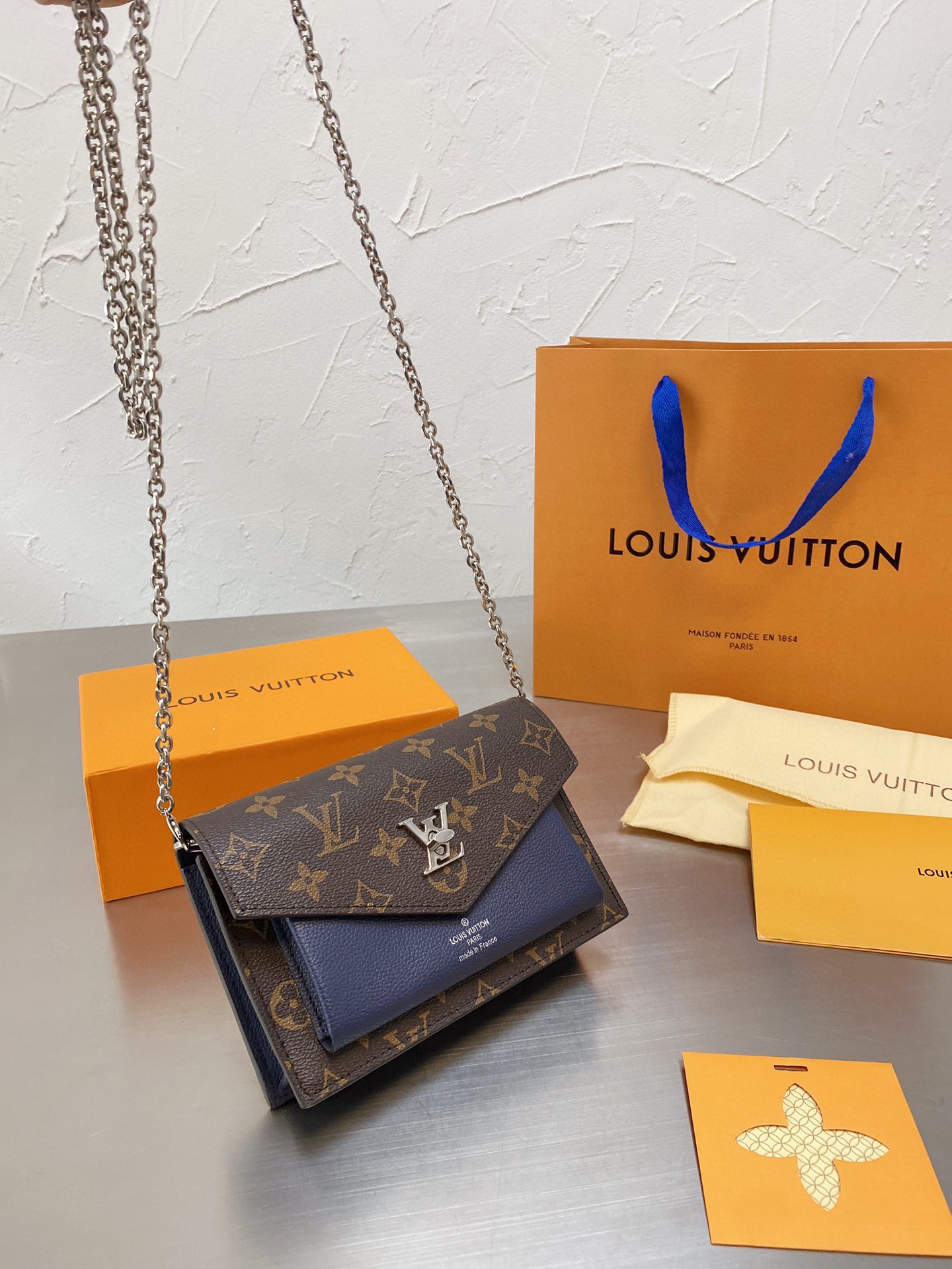 L style bag Shoulder Bags-Luxeon