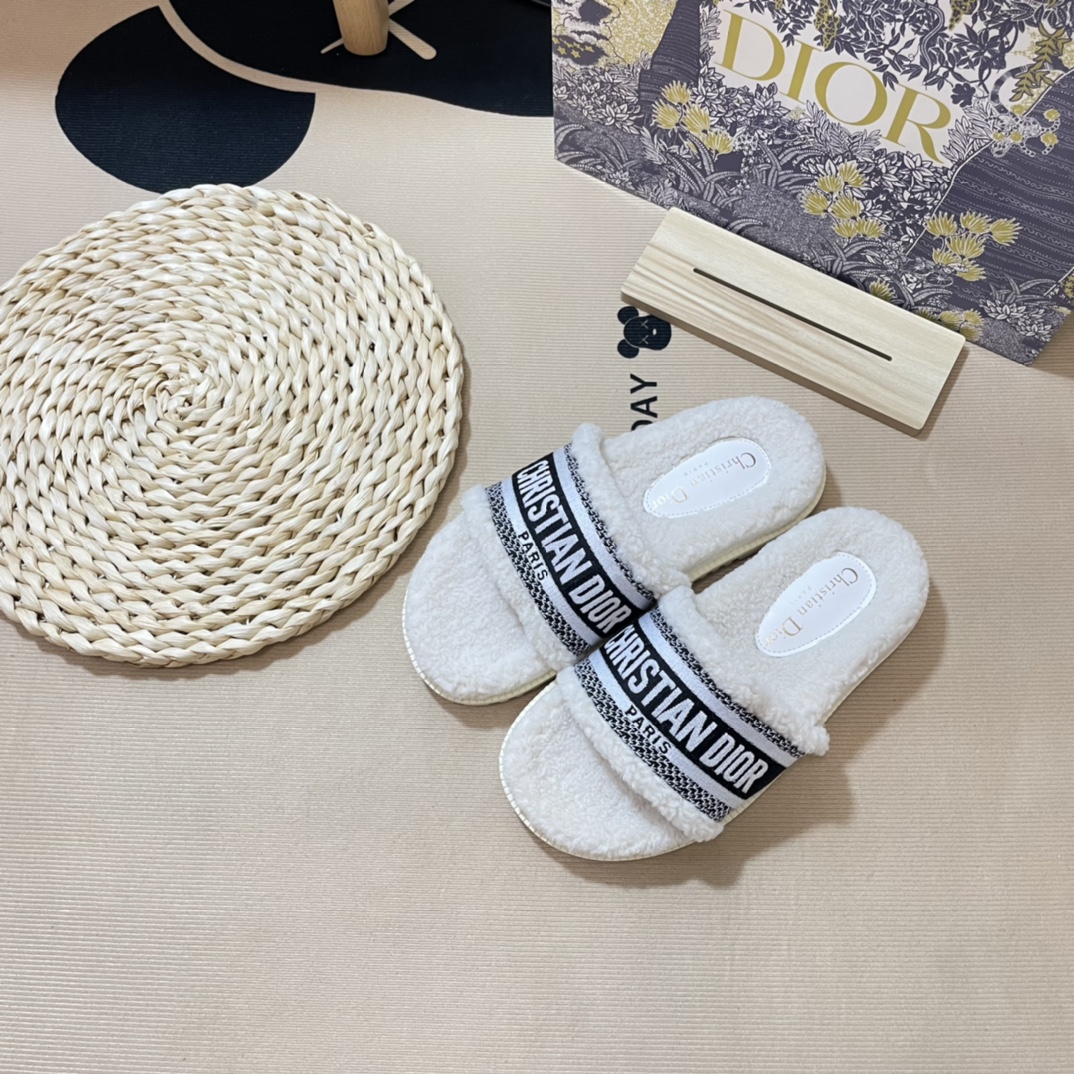 D style Autumn& winter new embroideried wool slippers-Luxeon