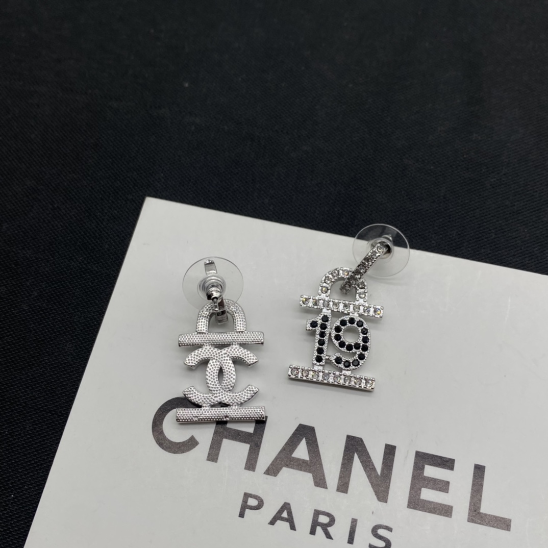 C style Number 19 Stud Earrings-Luxeon