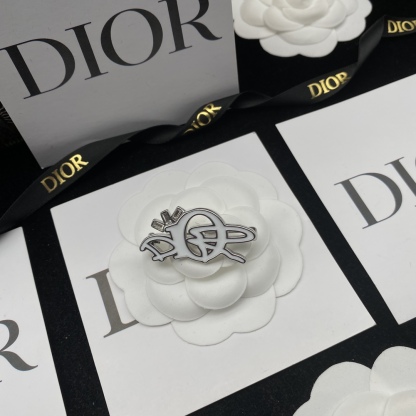 D style letter brooch-Luxeon