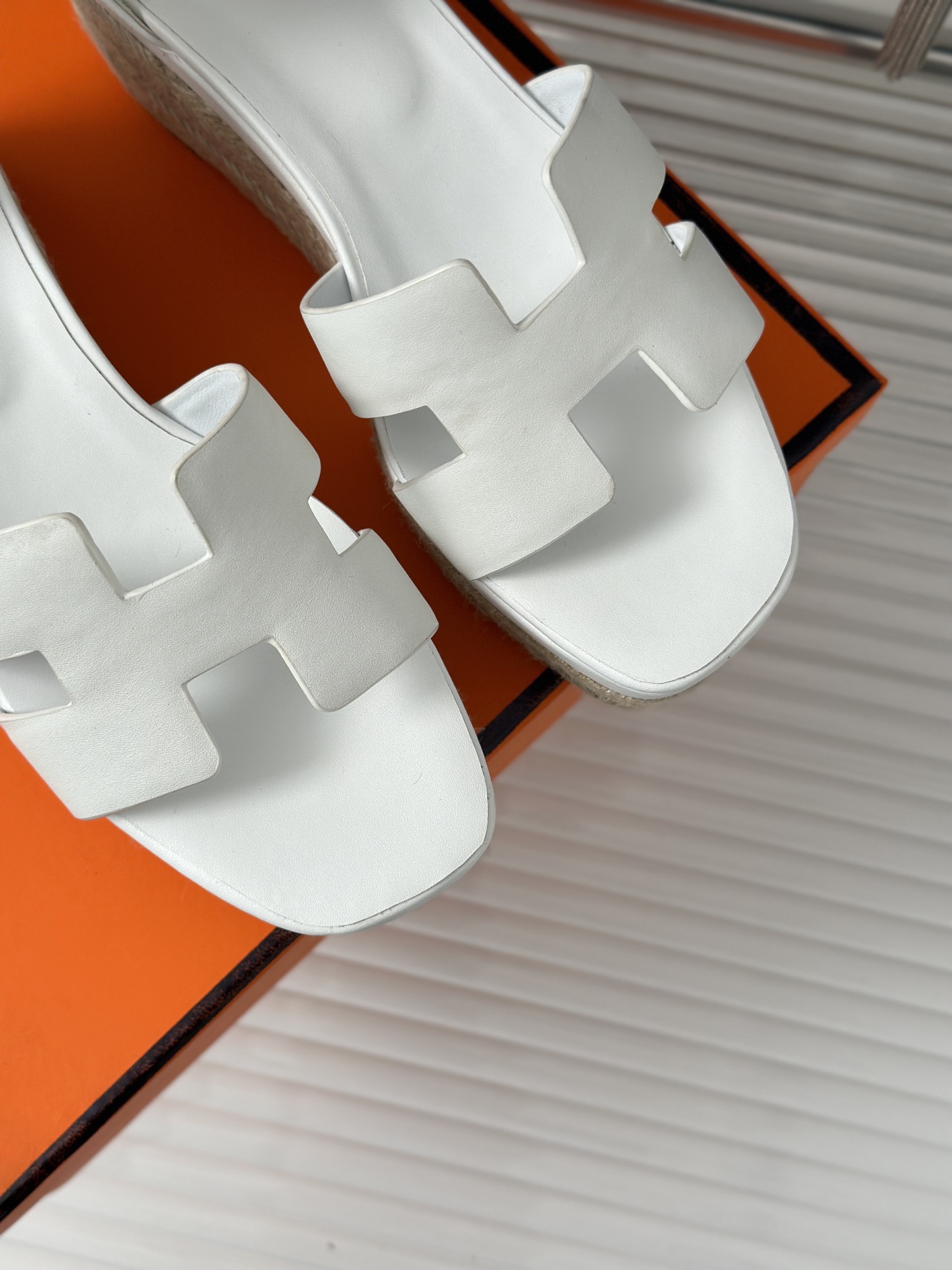 H style chunky sandals