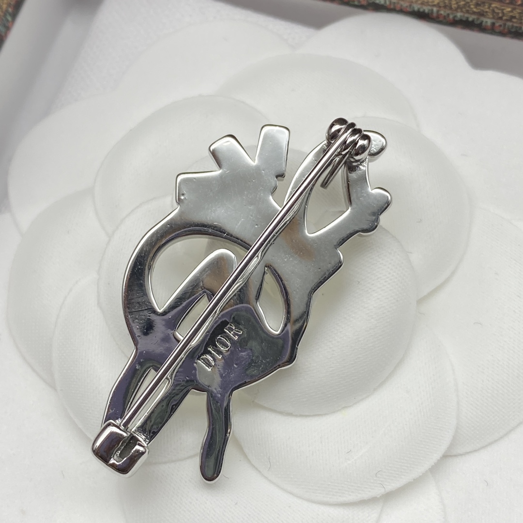 D style letter brooch-Luxeon