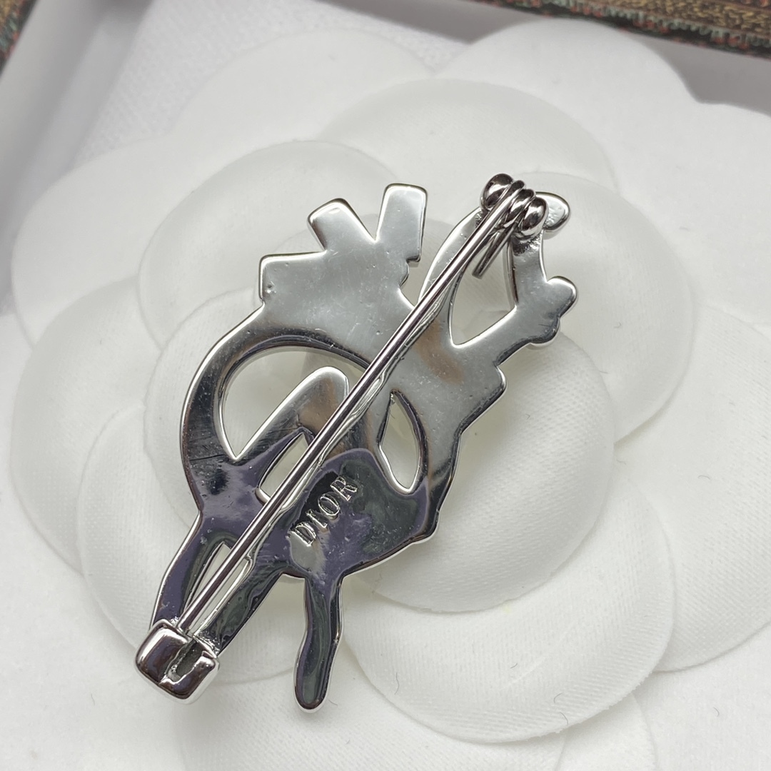 D style letter brooch-Luxeon