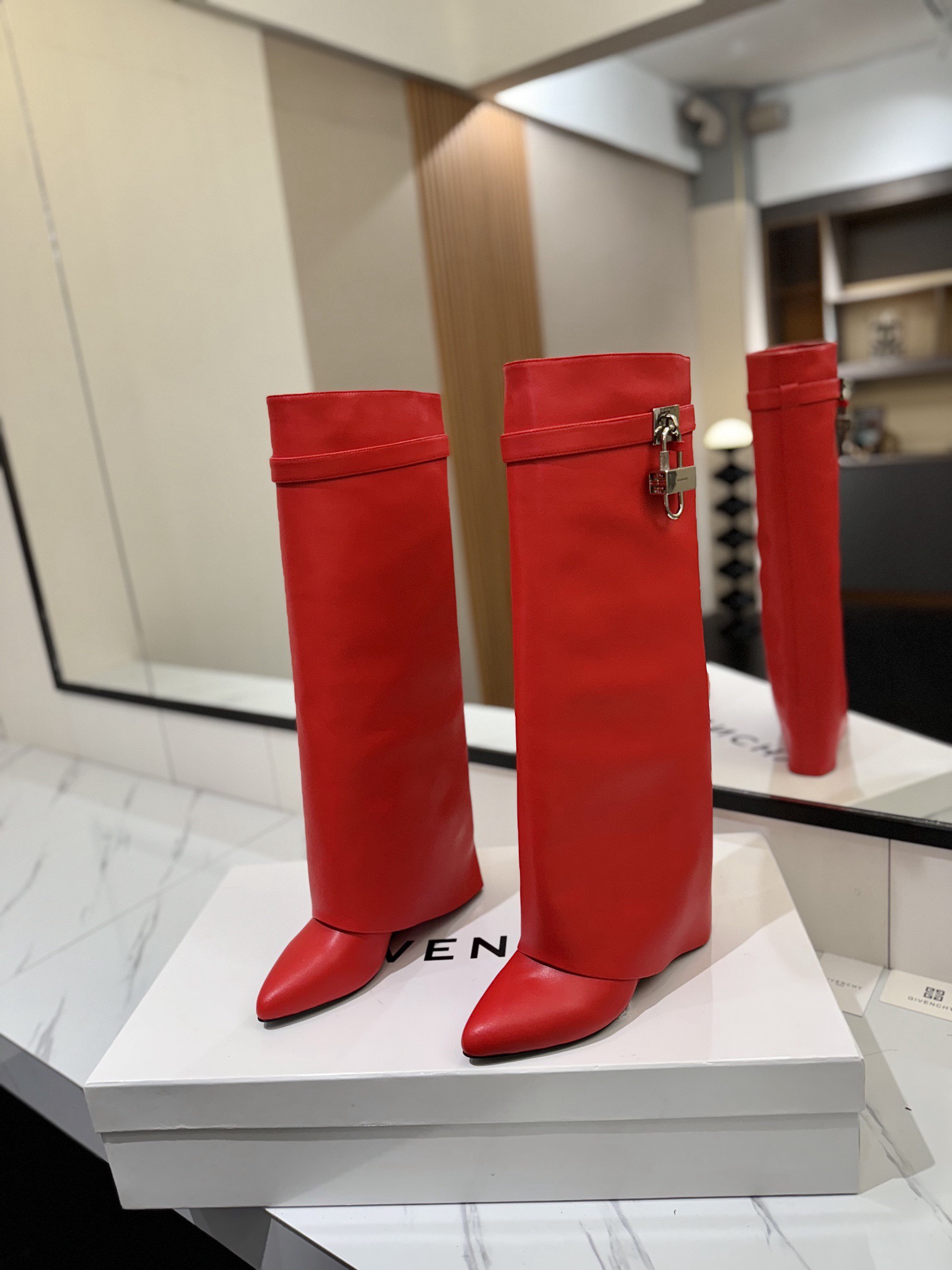 High-heeled buckle boots