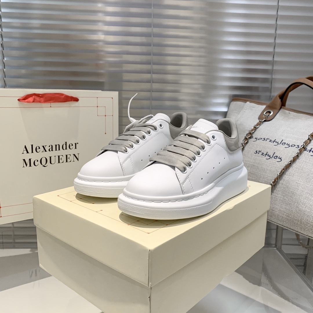 A Style couple white shoes