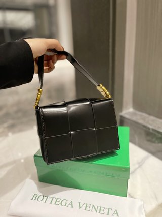 BV Bottega Veneta Cassette Handbags-Luxeon
