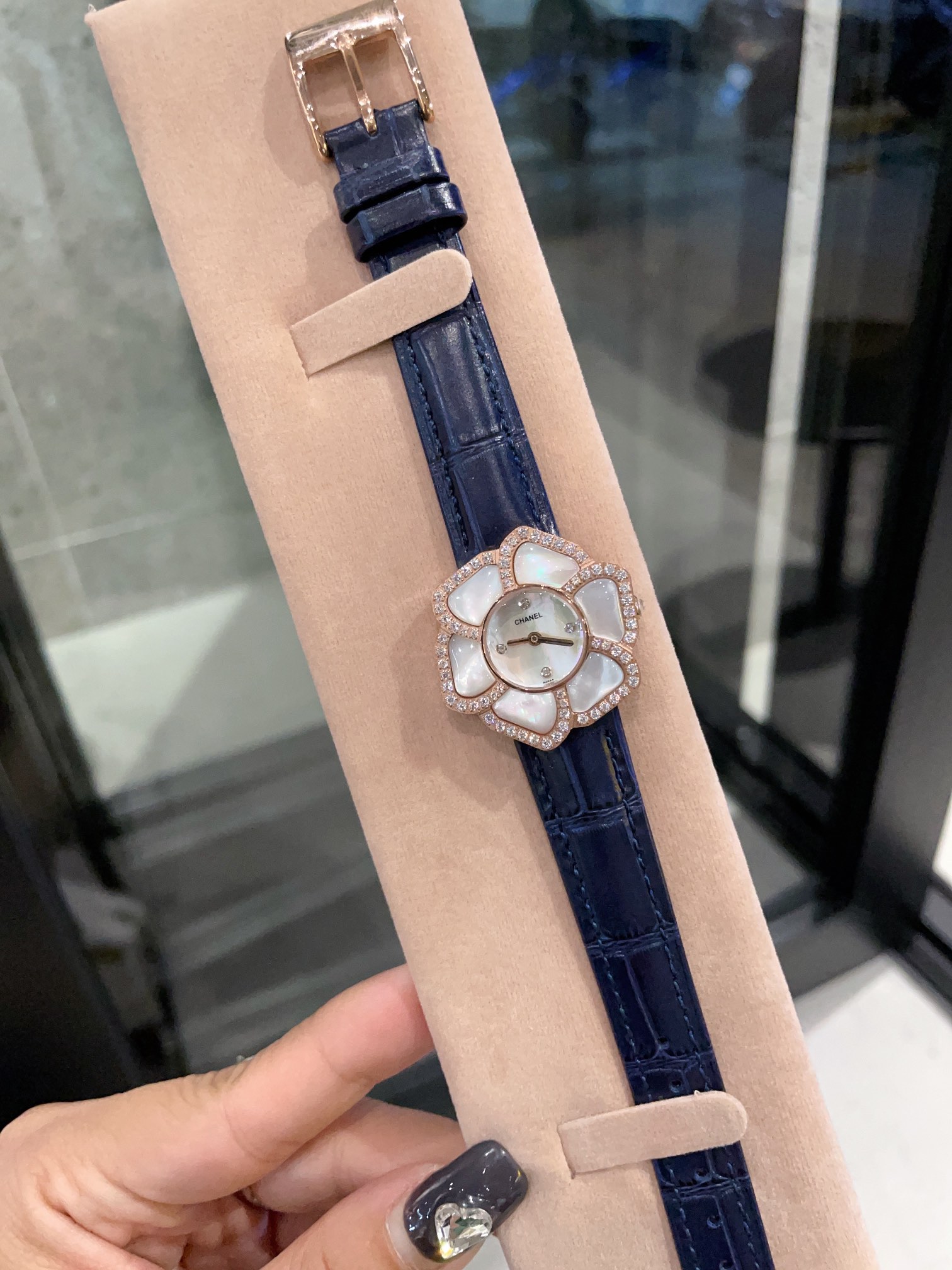 C style Women Watch Cowhide Band Flower Shape Swiss Quartz Movement-Luxeon
