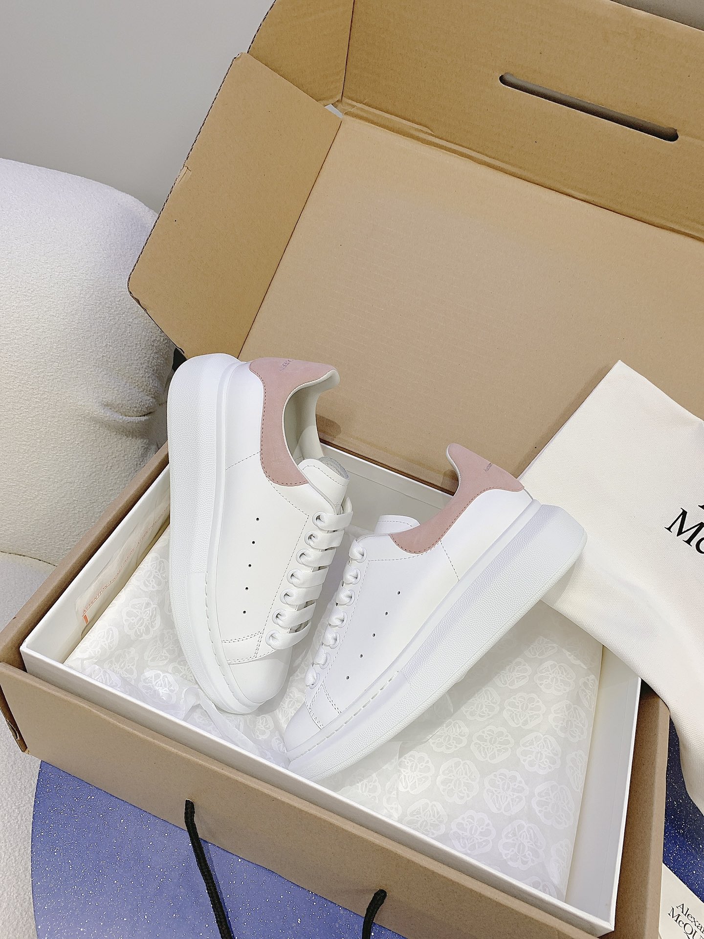 Alexander McQueen classic white shoes-Luxeon