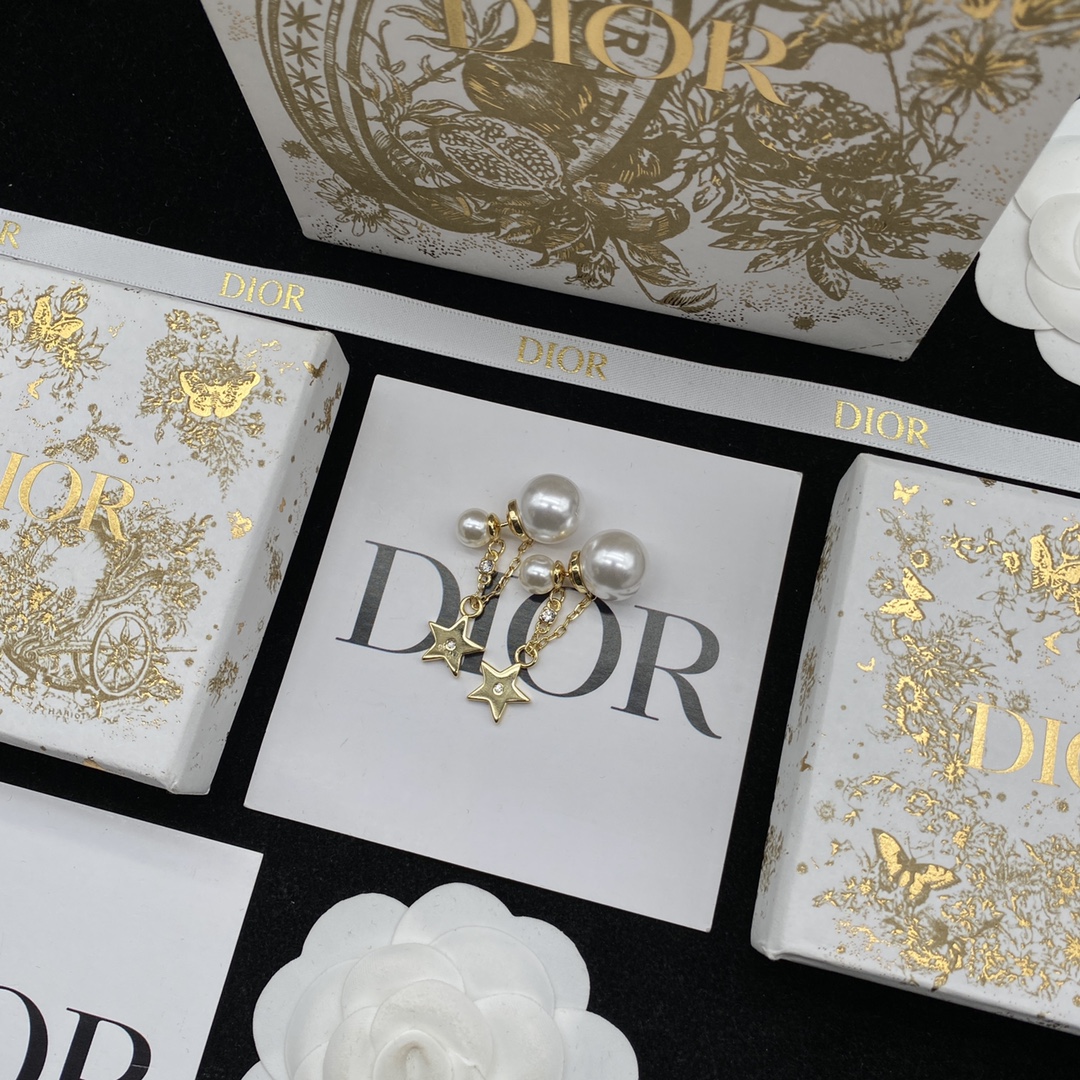 D style New Pearl Stud Earrings-Luxeon