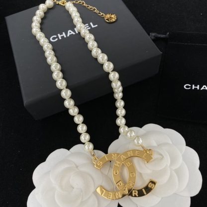 C style logo pearl necklace-Luxeon