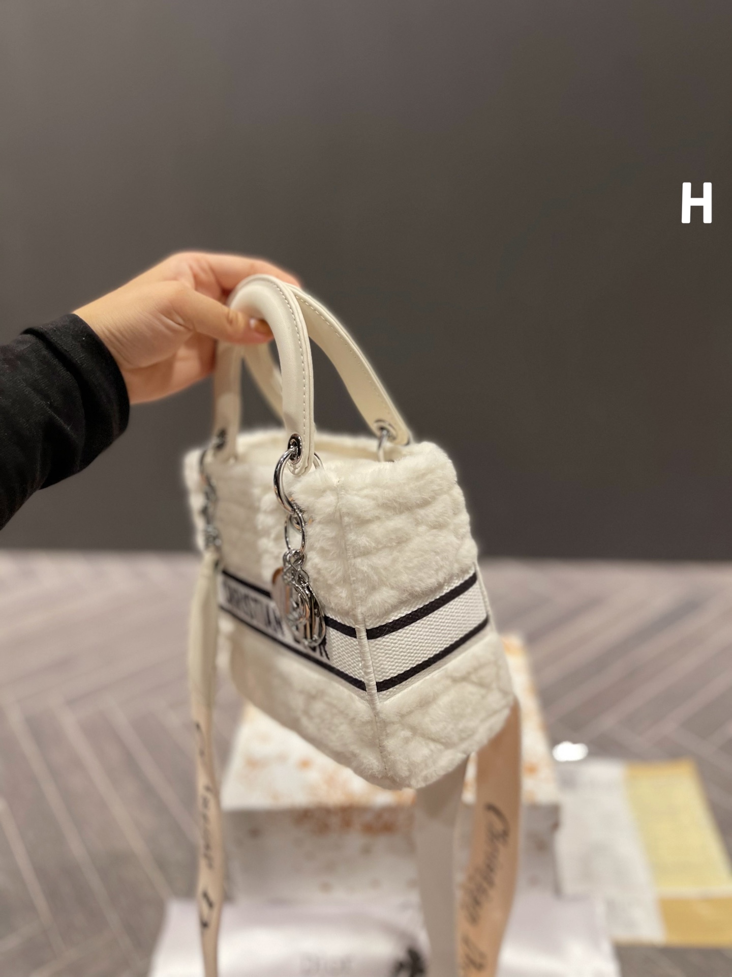 D style Diana Plush handbag-Luxeon