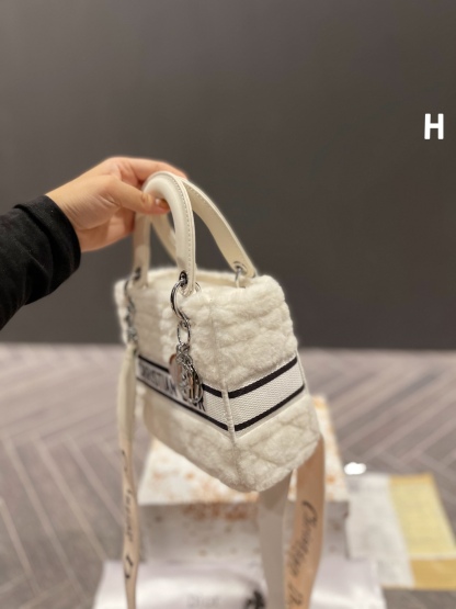 D style Diana Plush handbag-Luxeon