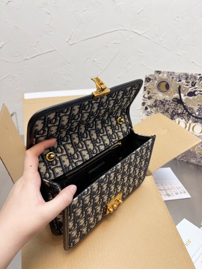 D style Addict Shoulder Bags Metal Chain Bags-Luxeon